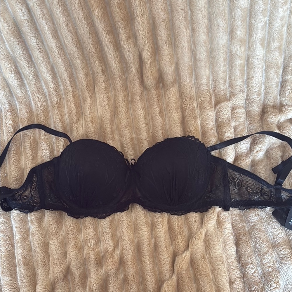 Black Padded T-Shirt Bra with Scalloped Edges